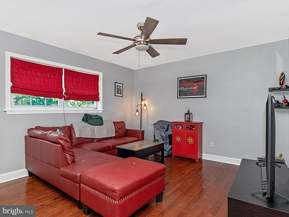 4th image of 608 Center Dr