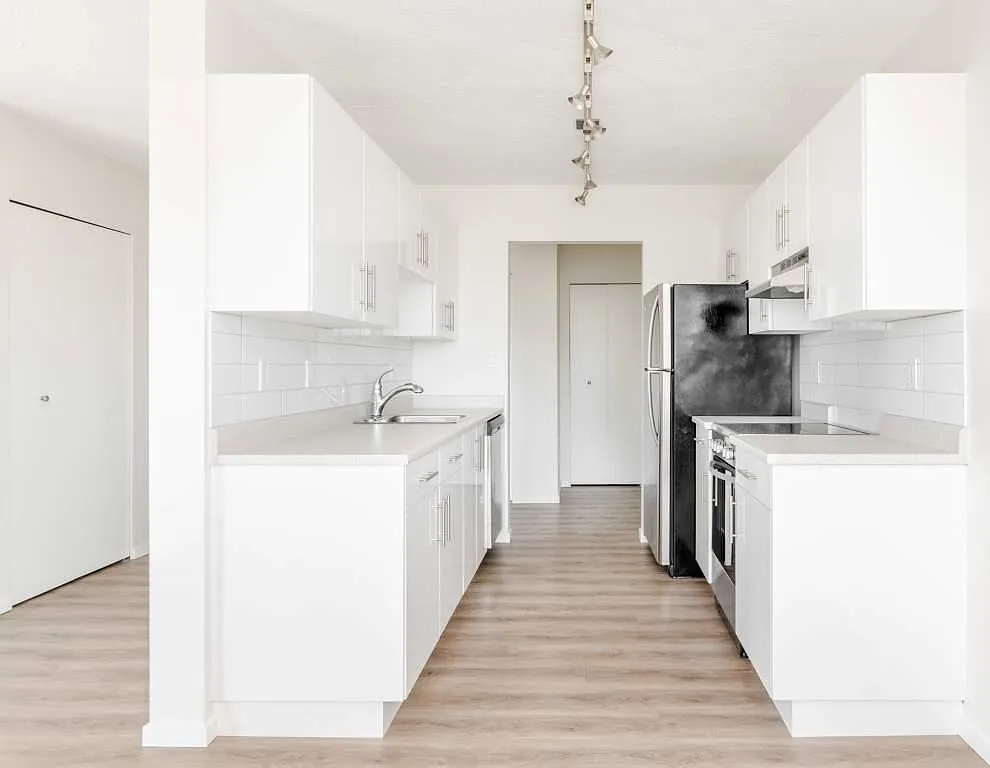 Roberts Manor Apartments — Photo 1