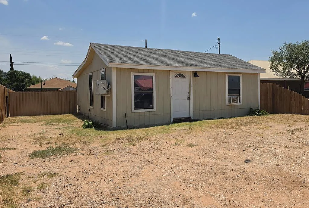 2 bed, 1.0 bath, 681 sqft, $1,100 — Photo 2
