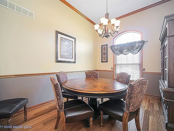 Formal dining room overlooks the front yard and is highlighted by the tall ceilings and Bamboo floors.