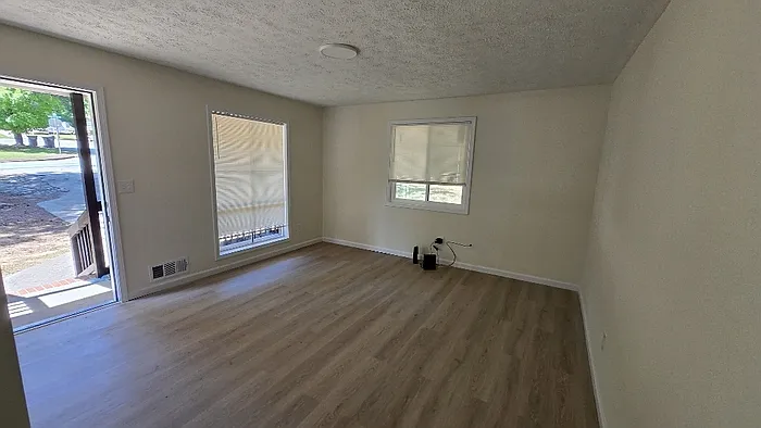 3 bed, 1.0 bath, 1080 sqft, $1,650 — Photo 2