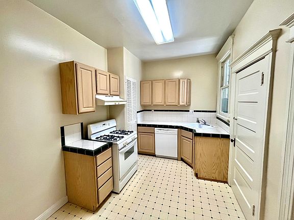 3rd image of 1369 Sacramento St #2
