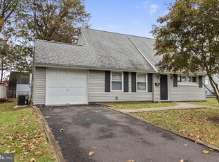48 Macintosh Rd, Levittown, PA 19056
