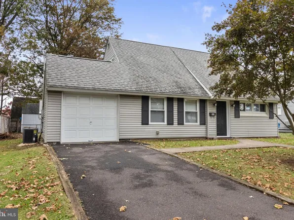 48 Macintosh Rd, Levittown, PA 19056