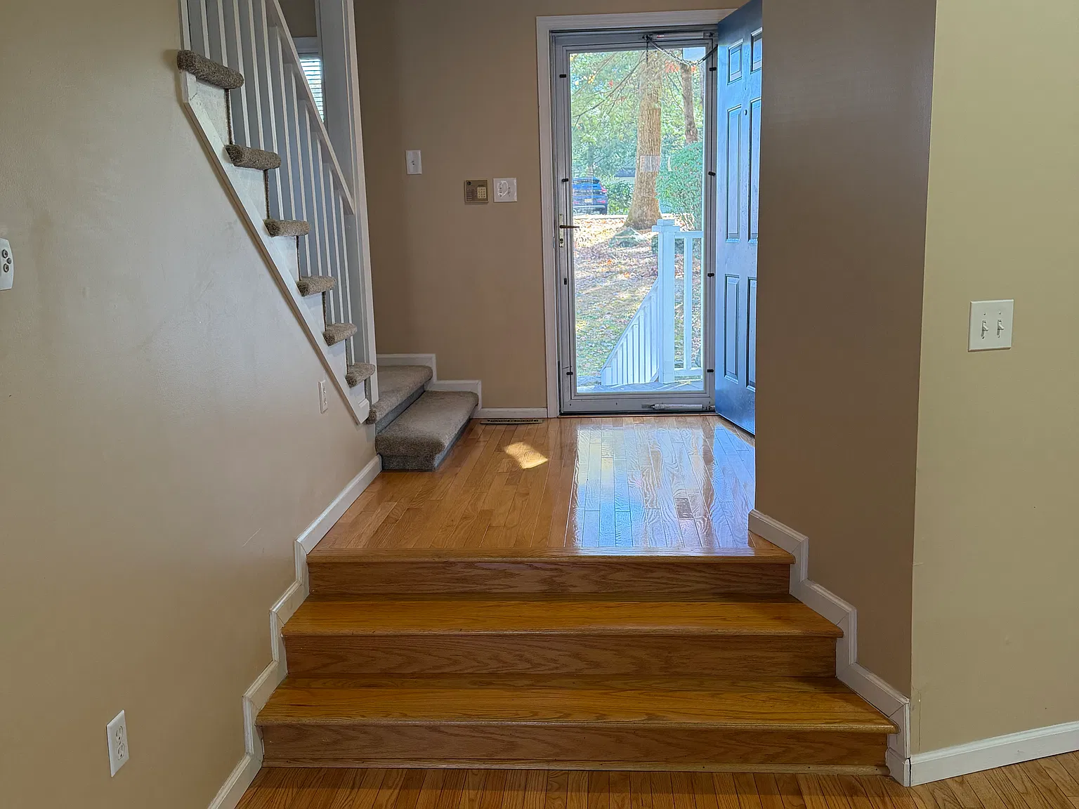 2 bed, 2.5 bath, 1400 sqft, $2,000 — Photo 2