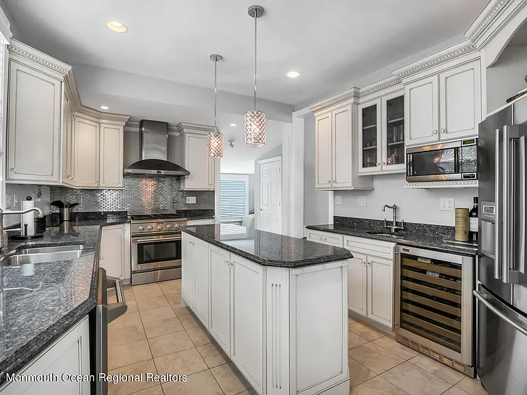 210 8th Ave — Photo 15