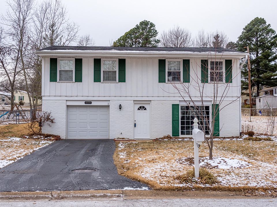 1st image of 609 Vitry Dr #1
