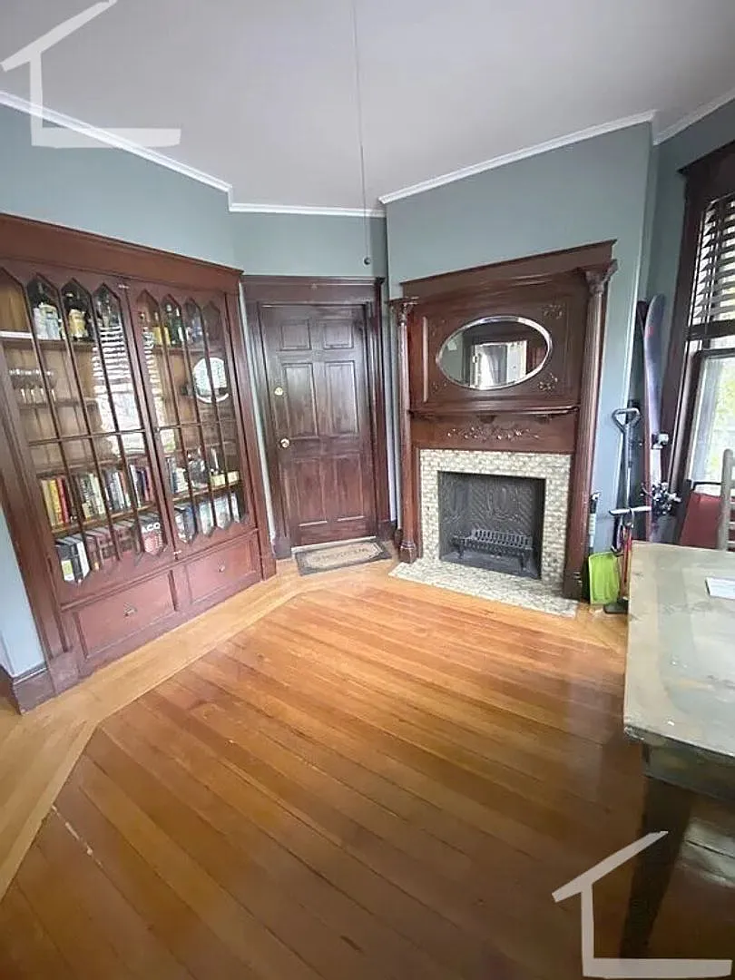 Nicely renovated 3 bed unit with in-unit laundry! — Photo 4