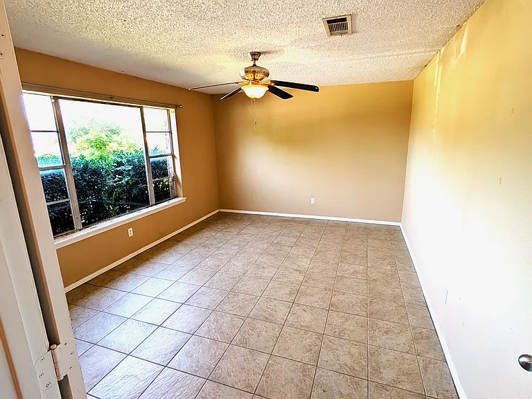 821 Gregory Ave — Photo 3