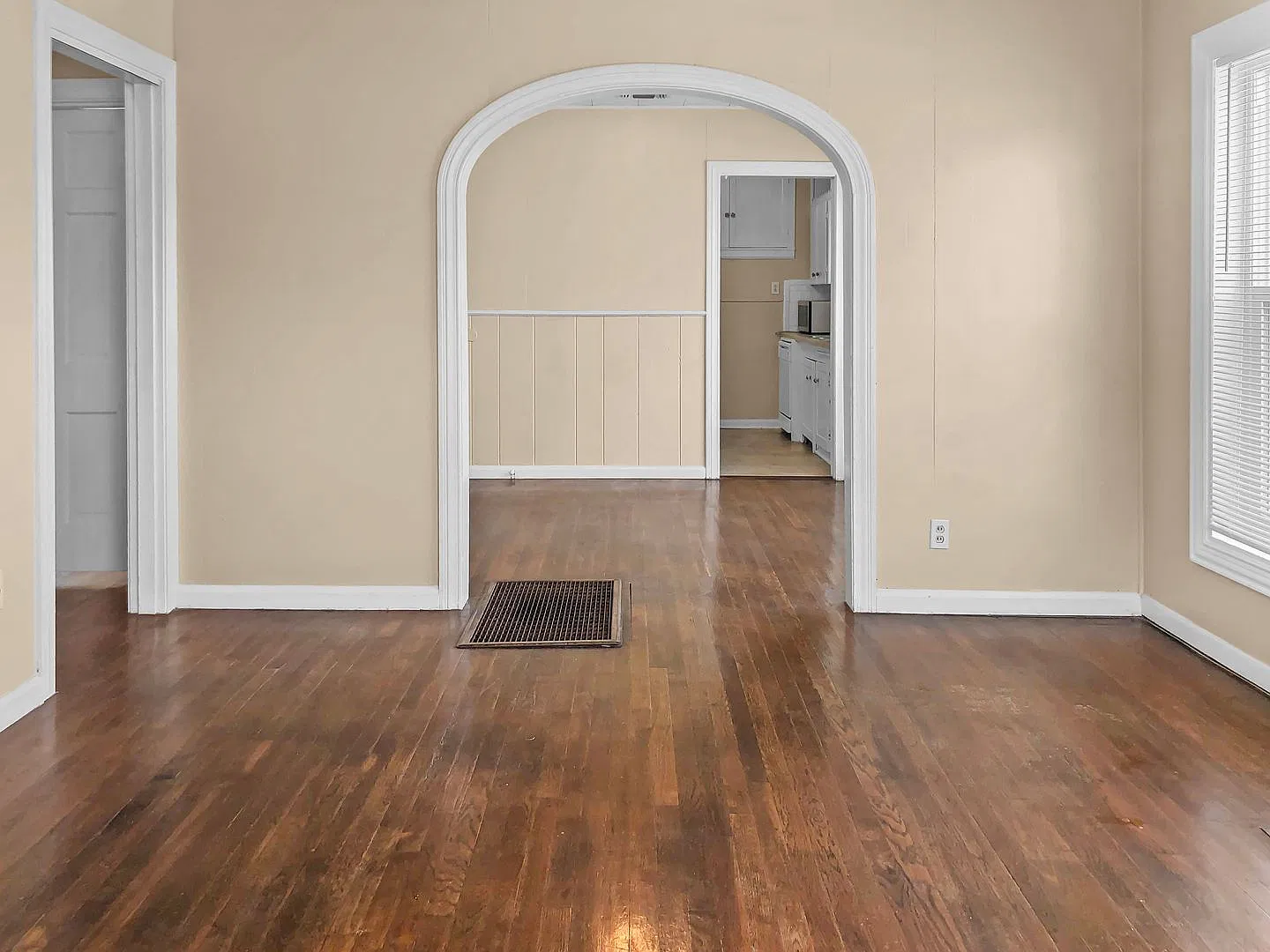 Charming 2 Bed 1 Bath Home, Close to Everything! — Photo 4