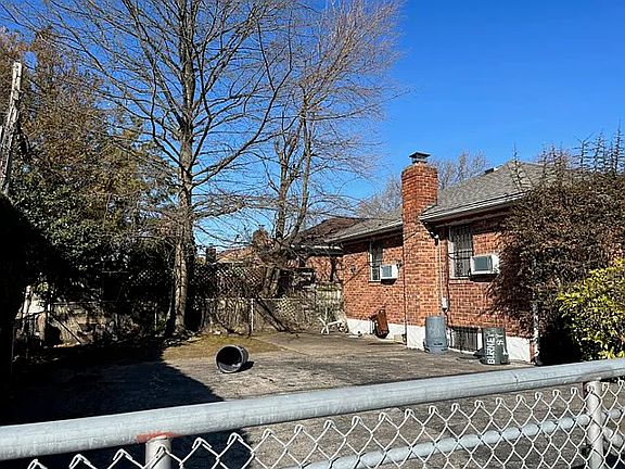 4th image of 2484 Burnett St