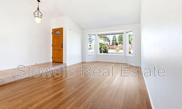 318 Joyce St — Photo 8