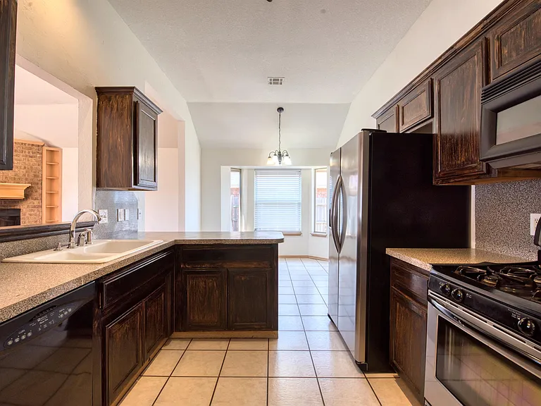 1220 Eastridge Dr — Photo 3