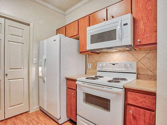 Nestled in a serene setting with beautiful views, Mission Oak apartment provides a peaceful retreat that feels worlds away while being conveniently located near shopping, dining, and major employers.