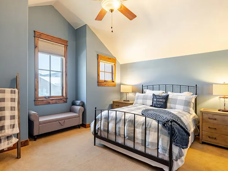 2nd bedroom, queen bed.