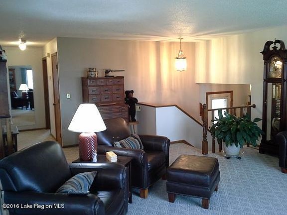 4th image of 1315 E Hills Dr