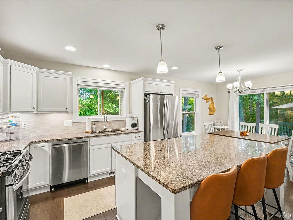 1084 Woods Edge Dr, photo 10