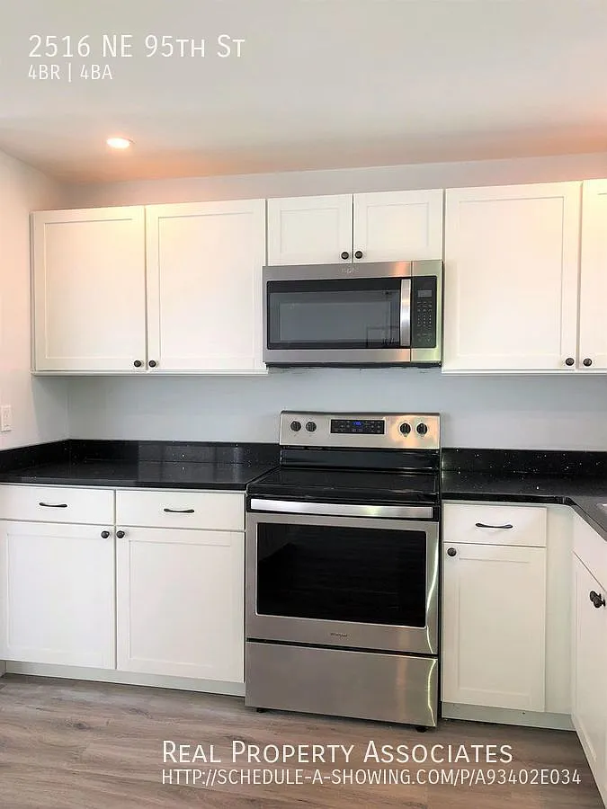 Newly updated 4 Bed+Bonus/4 bath home, conveniently located in Wedgwood/Lake City — Photo 4