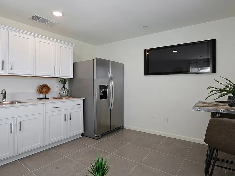 656 Suzanne Dr #B — Photo 4