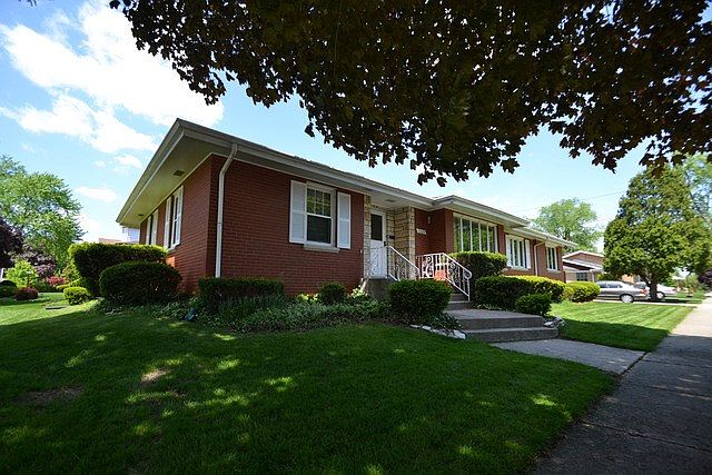 1st image of 5324 W Oakdale Dr