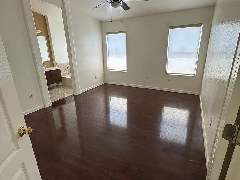 1727 E Pontiac Dr — Photo 16
