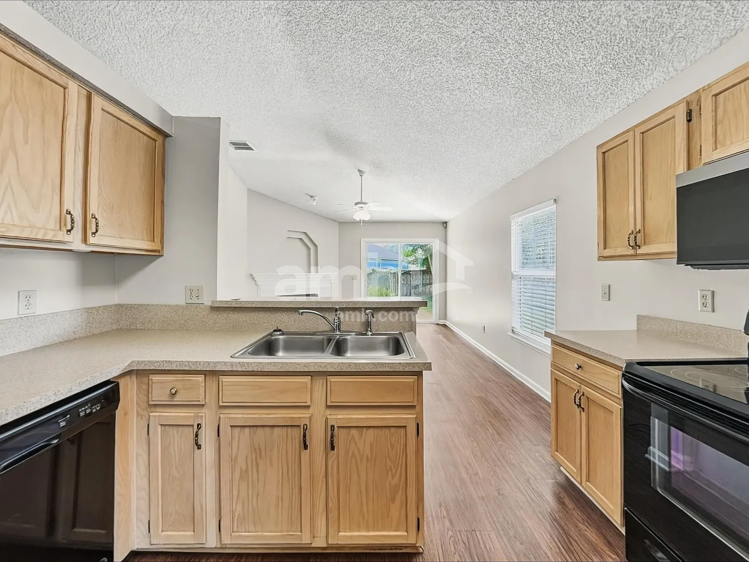 4 bed, 2.0 bath, 1764 sqft, $2,290 — Photo 3