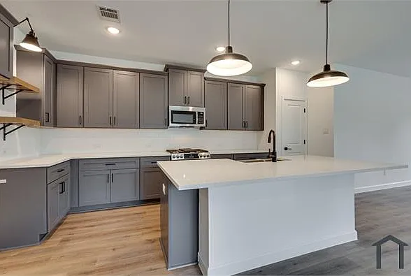 1412 Victoria St — Photo 10