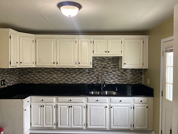 3rd image of 2501 Castle Hill Ct