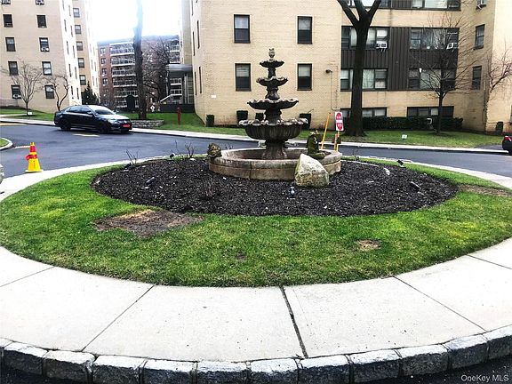 2nd image of 8 Fordham Hill Oval #6B