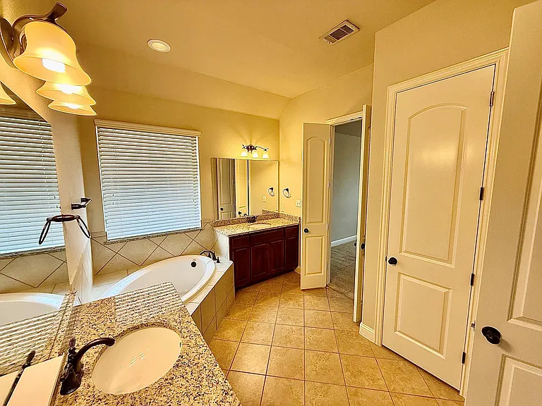 5512 Lipan Apache Bnd — Photo 15