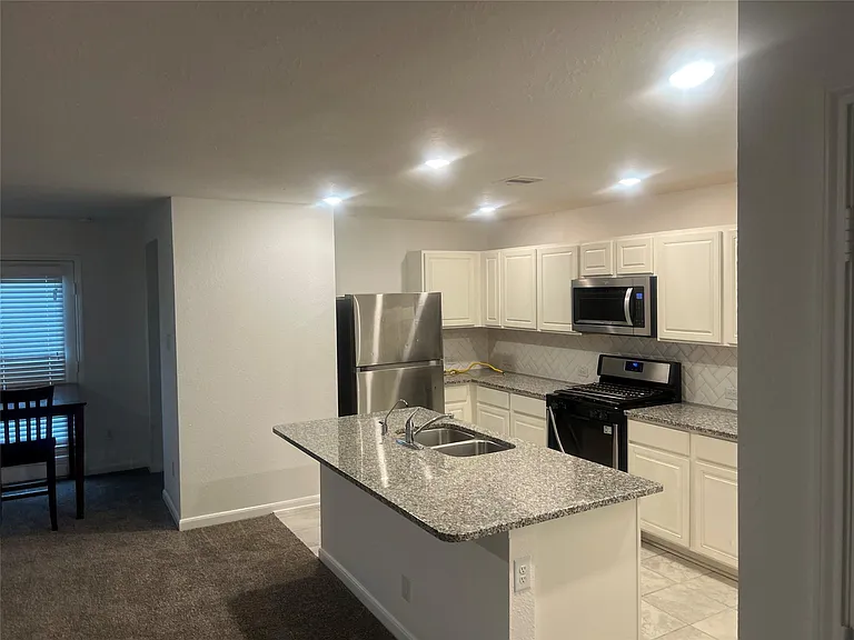 2524 Bryan Park Ln — Photo 8
