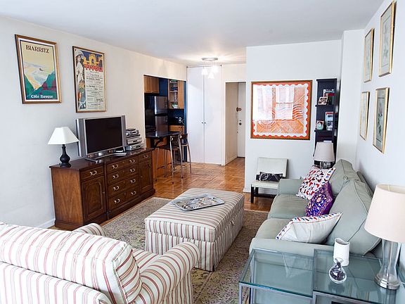 5th image of 210 E 15th St APT 4L