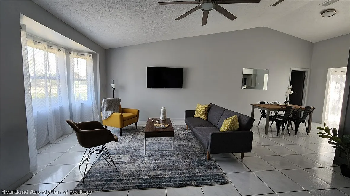 3 bed, 2.0 bath, 1264 sqft, $1,700 — Photo 4
