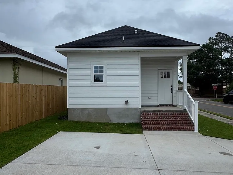 1901 N Davis Hwy — Photo 22