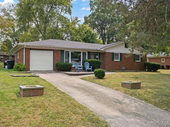 108 Chevy Chase Dr, Belleville, IL 62223
