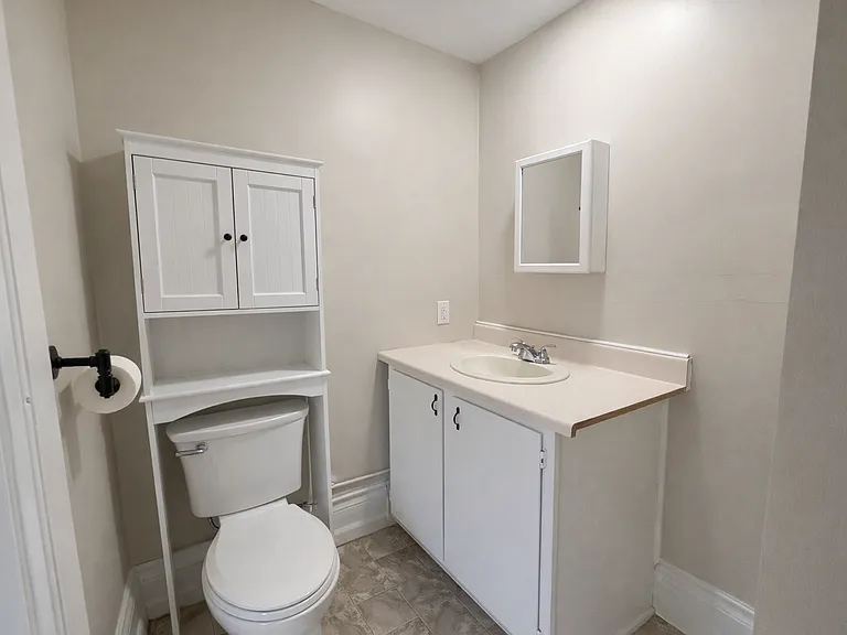 218 N George St — Photo 19