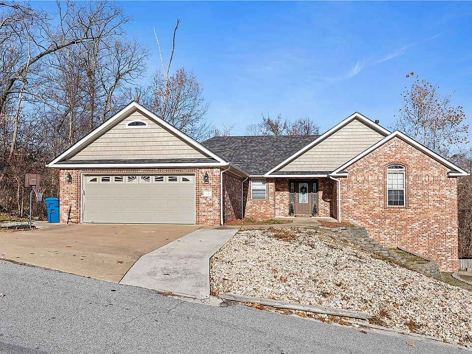 1st image of 15 Elizabeth Dr