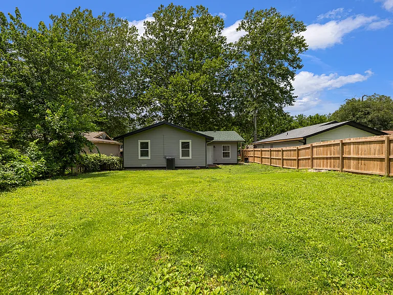 1824 N Hillcrest Ave — Photo 25