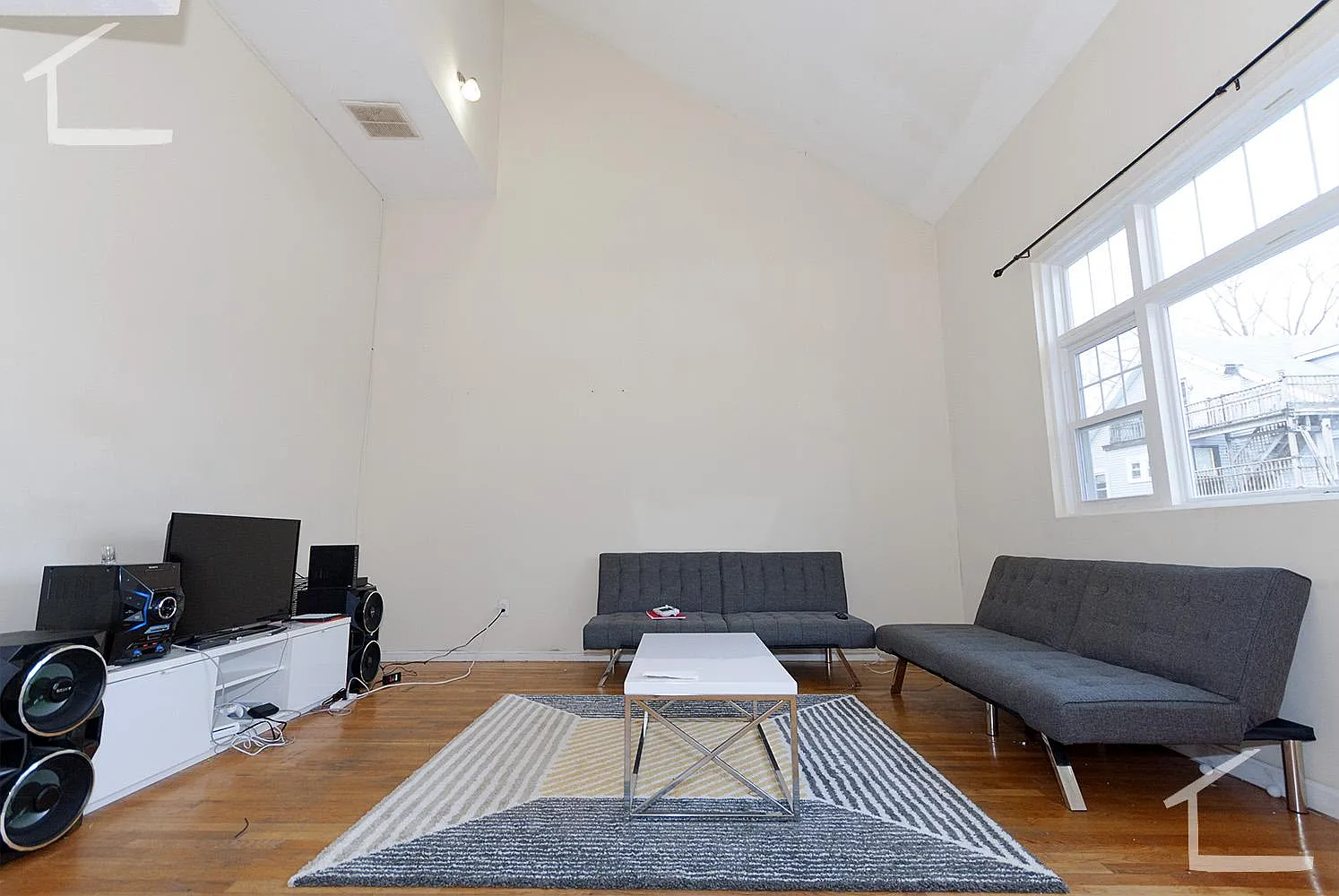 5 bed, 2000 sqft, $5,800 — Photo 3