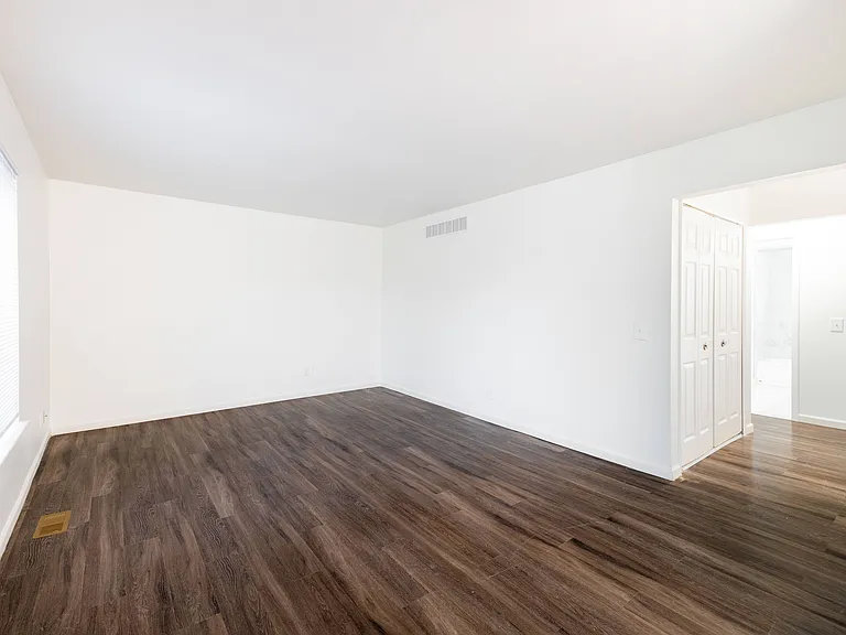 Knollwood Village Apartments — Photo 17