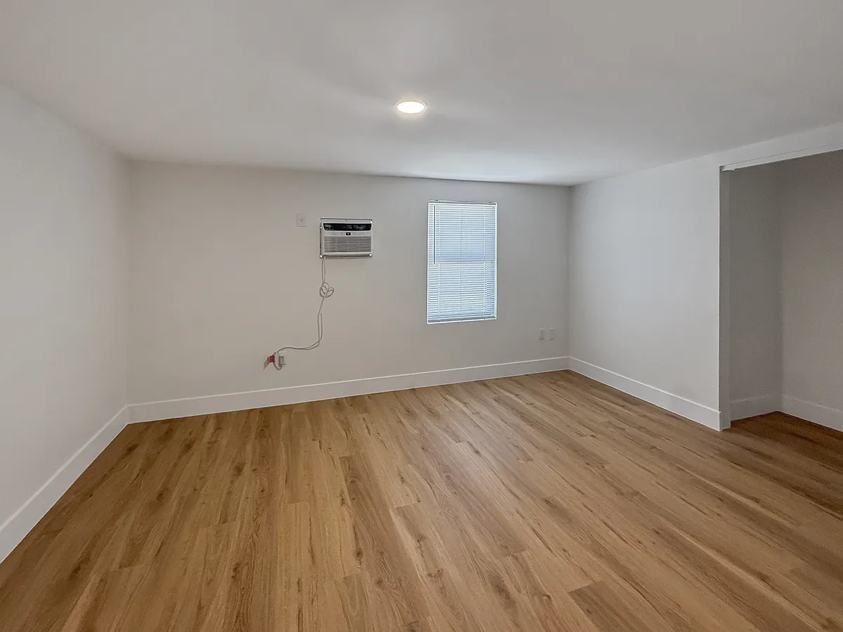 Building Photo - 204 2nd St #2