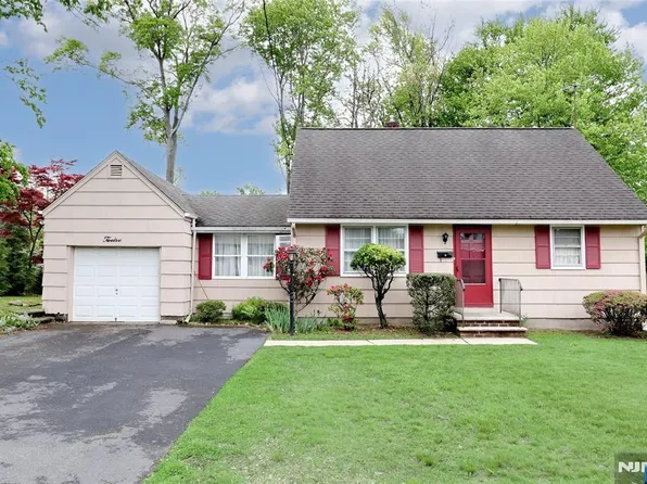 12 Beverly Ln, Waldwick, NJ 07463
