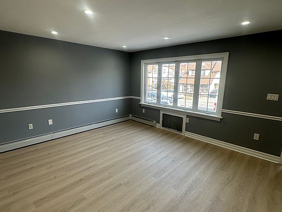 3rd image of 818 Hollywood Ave #1