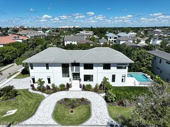 9100 Vanderbilt DR, NAPLES, FL 34108