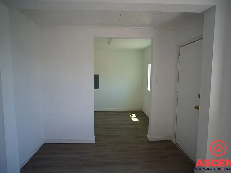214 E Belle Ave — Photo 5