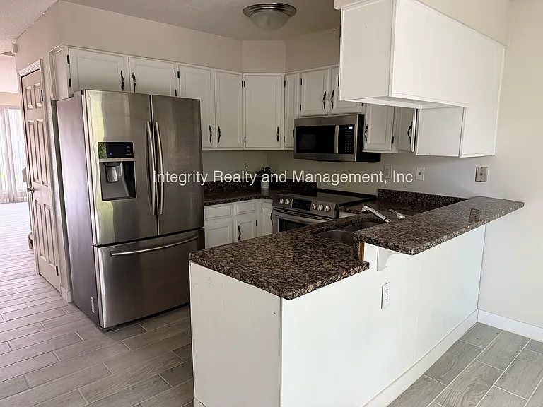 2626 E Nichols Cir — Photo 2