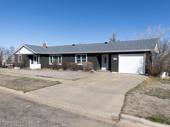 116 5th St N, Beach, ND 58621
