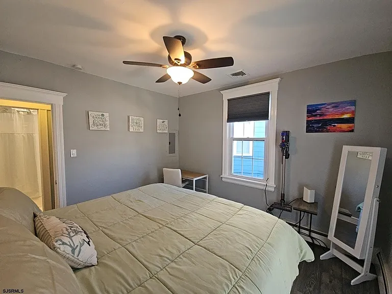 111 N Sacramento Ave — Photo 20
