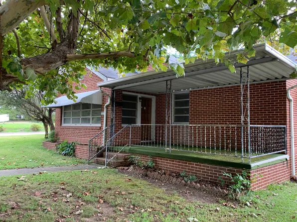 1013 W Currahee St, Toccoa, GA 30577