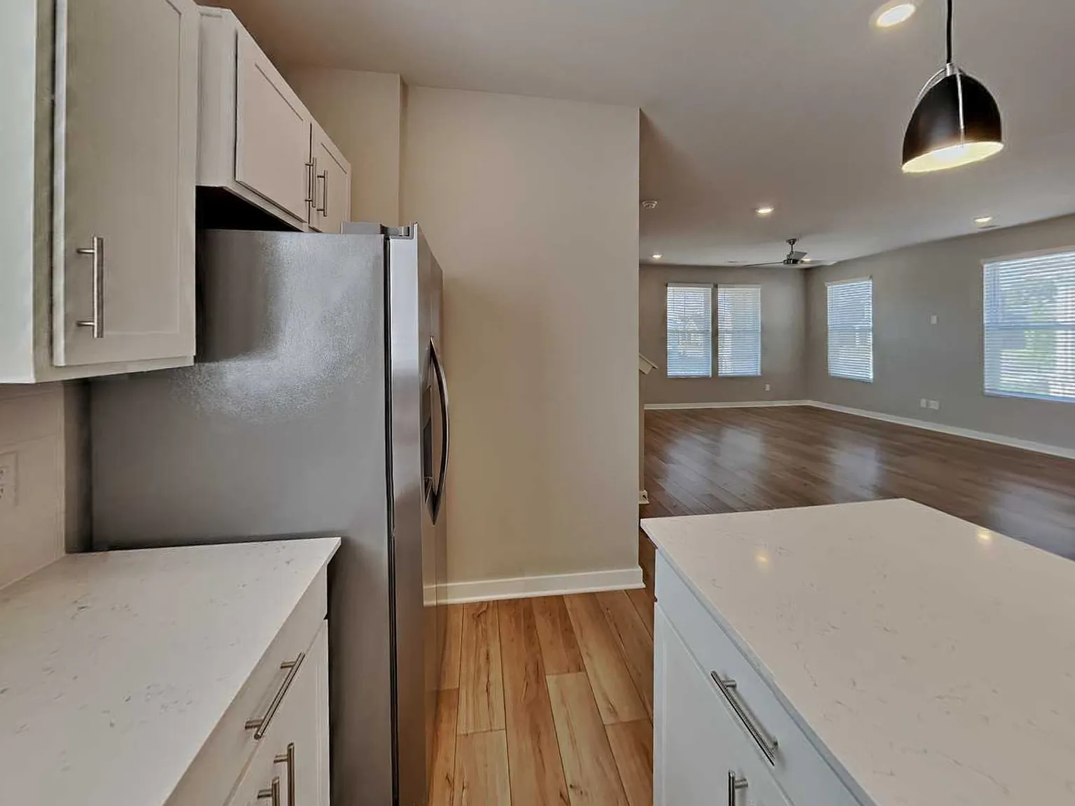 3 bed, 2.5 bath, 1704 sqft, $2,399 — Photo 3